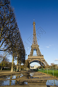 艾菲尔铁塔 在冬季早晨 城市 云景 法国 历史性 草图片