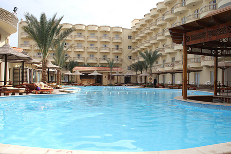 有游泳池的旅馆 蓝色的 游泳者 太阳 反射 湿的 水池 海滩图片
