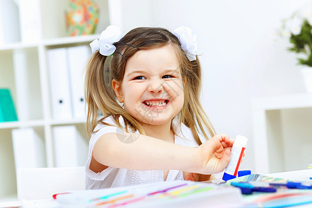 学习的小女孩 制作 艺术 工艺品 绘画 桌子 快乐的图片
