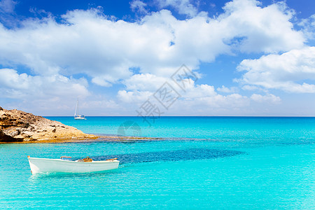 与小船在福门特拉岛 太阳 水 夏天 海景 晴天 地标图片