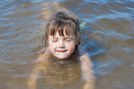 女婴在河里游泳图片