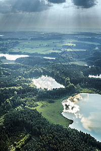 飞越巴伐利亚上空 天 国家 和平 假期 山 农民图片