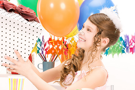 蓝天气球带气球和礼品盒的派对女孩 展示 畅快 享受 可爱的背景