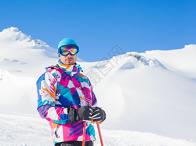 带滑雪鞋和穿滑雪衣的年轻人 粉末 移动 滑雪服 蒂罗尔图片