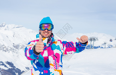 带滑雪鞋和穿滑雪衣的年轻人 滑雪者 齐勒 老的 微笑图片
