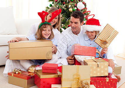年轻家庭享受圣诞礼物的欢乐图片