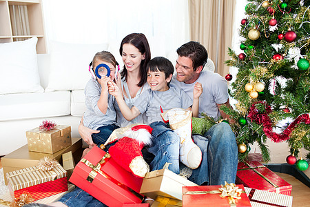 家庭快乐与圣诞礼物一起欢乐图片