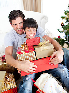 带着圣诞礼物的快乐父亲和儿子 十二月 男人 爸爸图片