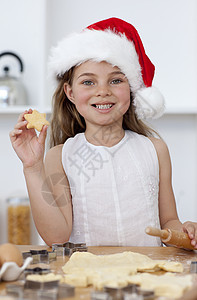 家人在厨房里烤圣诞糕饼 女儿 甜的 烹饪 兄弟 童年图片