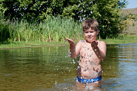 一个男孩在河里游泳图片