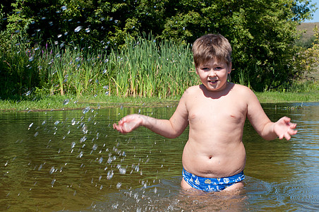 男孩在河里游泳 娱乐 乐趣 儿子 池塘 喷 青年图片