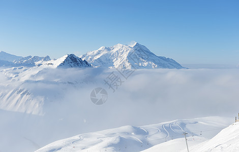 冬季下雪的山云中 场景 蓝色的 高山 自然 法国图片