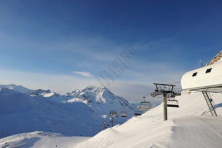 滑雪运输站 天空 电缆 山脉 法国 蓝色的 冬天 索道 升降椅图片