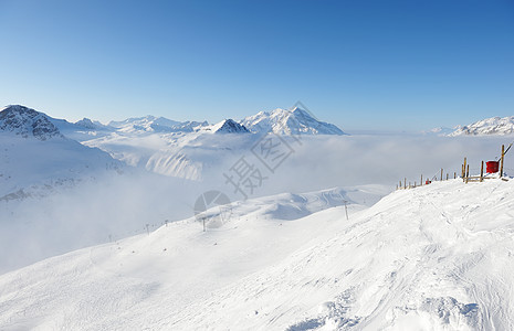 冬季下雪的山云中 自然 户外 太阳 冰 高山图片