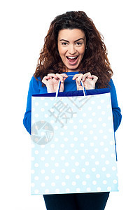 热情的女士轻轻地拿着购物袋背景图片