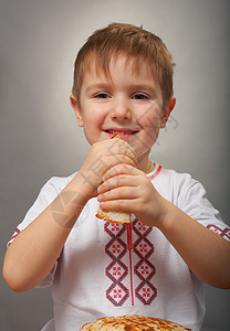 小男孩吃煎饼 男生 忏悔节 烹饪 传统 饼子图片