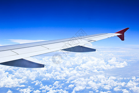 蓝云中的飞机机翼喷射高清图片素材