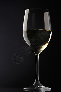 白葡萄酒玻璃光影黑色背景 侍酒师 藤蔓 瓶子 精神图片