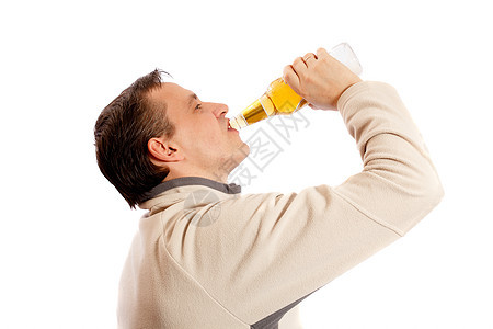 男人喝啤酒 玻璃 乐趣 成年人 瓶子 饮酒者 酗酒 白色的 男性背景图片