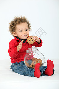 男孩吃饼干图片