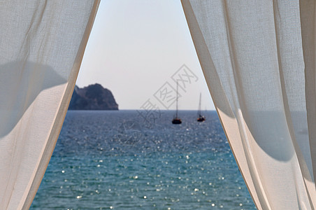 海边的白窗帘船图片