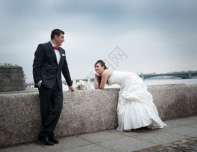 在河岸的新娘和新郎图片