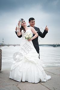 新娘和新郎 户外 庆祝活动 花束 裙子 浪漫 女性图片