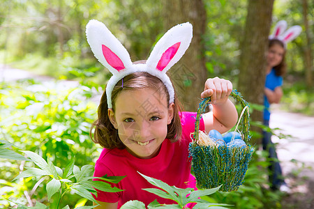 复活节女孩带着鸡篮和有趣的兔子脸 冠冕 假期图片