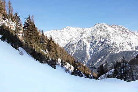 山里的椅子 阿尔卑斯山 游客 滑雪者 季节 峡谷 电缆 森林 天空图片