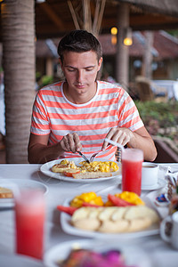 年轻人在异地度假村吃早餐的肖像 生活 时尚 喝图片
