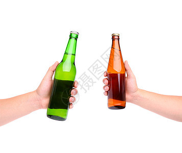 两瓶啤酒和两只手图片