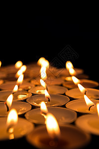 蜡烛照亮黑暗 概念性的 仪式 基督教 燃烧 崇拜 茶色 祷告背景图片