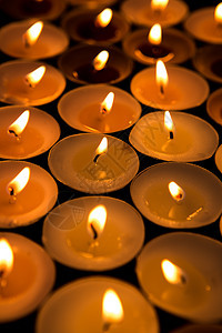 蜡烛照亮黑暗 宗教 崇拜 概念性的 天主教徒 灯光 融化 仪式背景图片