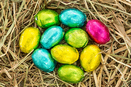 复活节鸡蛋在稻草上组合在一起背景图片