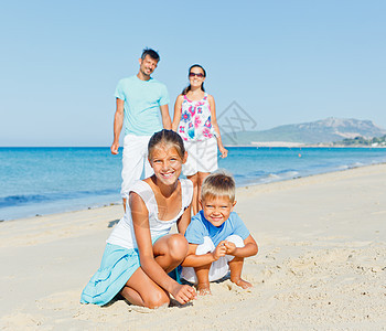 家庭在海滩上玩乐 男生 父母 孩子 妈妈 笑 假期图片