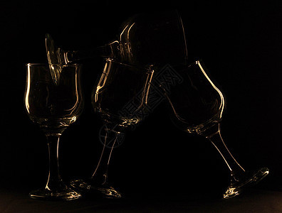 玻璃在暗底面的阴影下 鸡尾酒 派对 红酒杯 酒图片