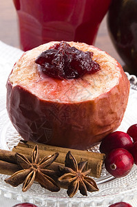 烤苹果加红莓果酱 美食 肉桂 季节 水果 传统的 香料图片