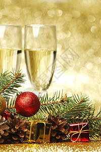 香槟和新年装饰 葡萄酒 树 锥体 庆典 圣诞节图片