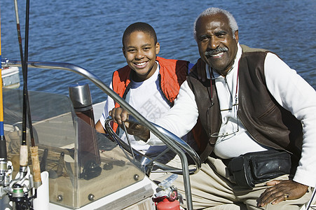 一名非洲裔美国人与孙子坐在船上的肖像 他坐船图片