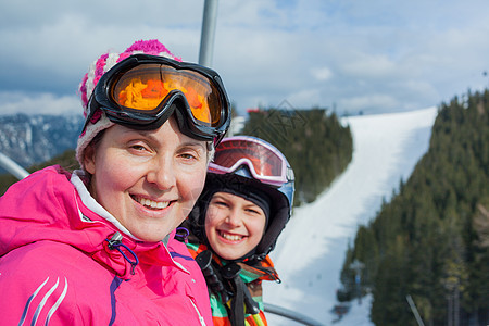 滑雪 冬季 家庭 笑 父母 阿尔卑斯山 滑雪者 滑雪缆车图片