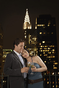 晚上来两对小情侣 为纽约的天际之夜喝香槟图片