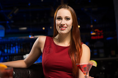 酒吧跳舞夜总会中一个有魅力女人的肖像 微笑 美丽 快乐背景