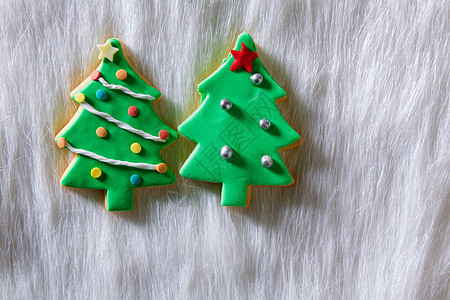 白色毛皮上的圣诞饼干Xma树形状图片