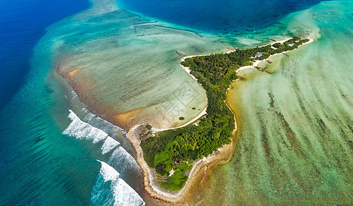马尔代夫从上而下孤立的岛屿图片