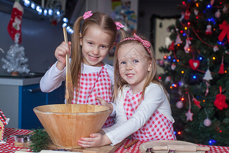 圣诞节美食两个小女孩 圣诞节做姜饼饼干给两个小姑娘吃背景