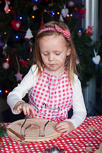 可爱的小女孩 在厨房为圣诞节做饼干烤姜饼 在厨房 甜的 曲奇饼图片