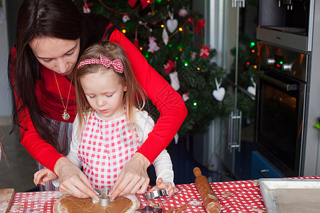 小可爱女孩和年轻妈妈烤圣诞姜饼 烹饪 季节 享受图片