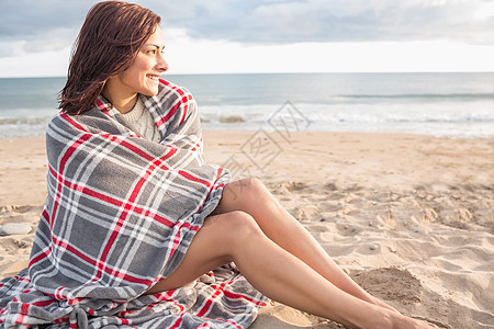 海滩上被毯子覆盖的女人的侧视角 思维 放松 自由图片