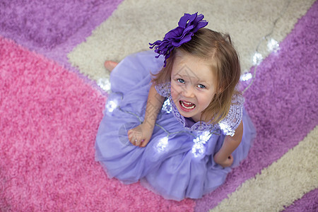 可爱的小可爱女孩 穿着漂亮的裙子 在家中的园地之间 喜悦 圣诞节图片