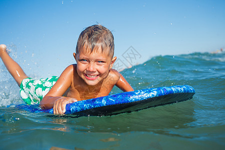 男孩和冲浪板玩得开心 冲浪者 男性 男生 活动 运动图片